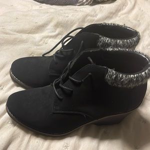 Black white mountain booties never worn